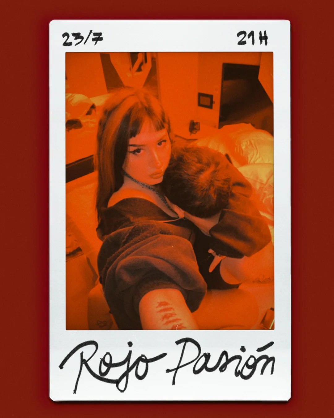 Polaroid del pre-save de Rojo Pasión